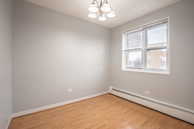 Building Photo - 6161 N Hoyne Ave