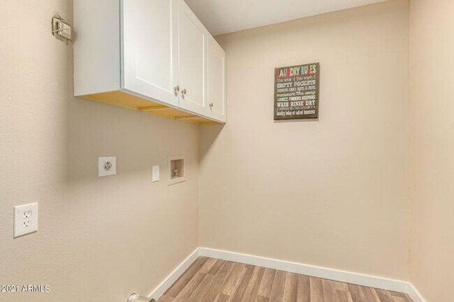 Building Photo - 7361 W Shangri La Rd