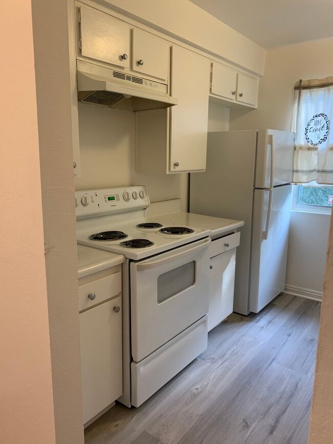 Building Photo - Bright, comfortable, and spacious one bedroom Condominium