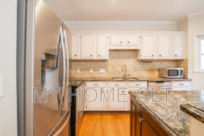 Building Photo - 807 Greenleaf Ave
