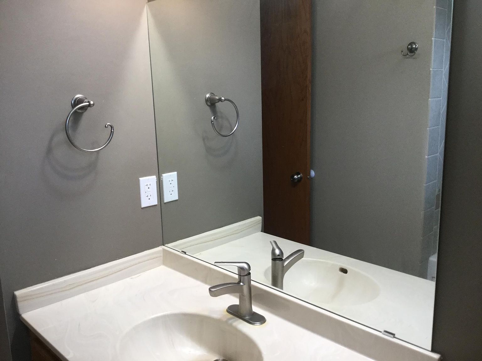 Upper bath - 3991 Whiting Ln NE