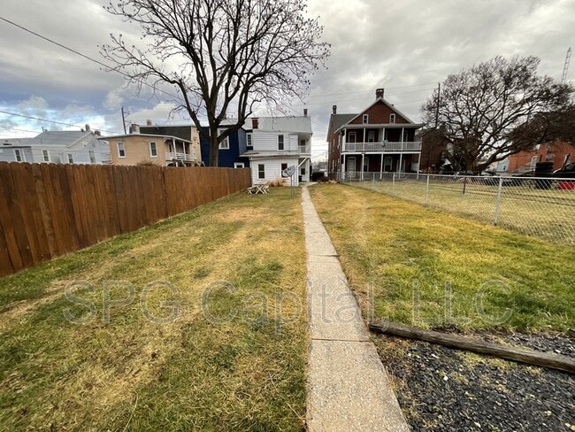 Building Photo - 218 W Middle St