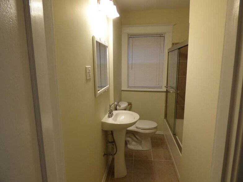 Building Photo - 1021 Commodore Dr