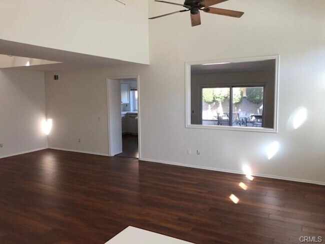 Building Photo - Beautiful End-Unit Townhome in the Desirab...
