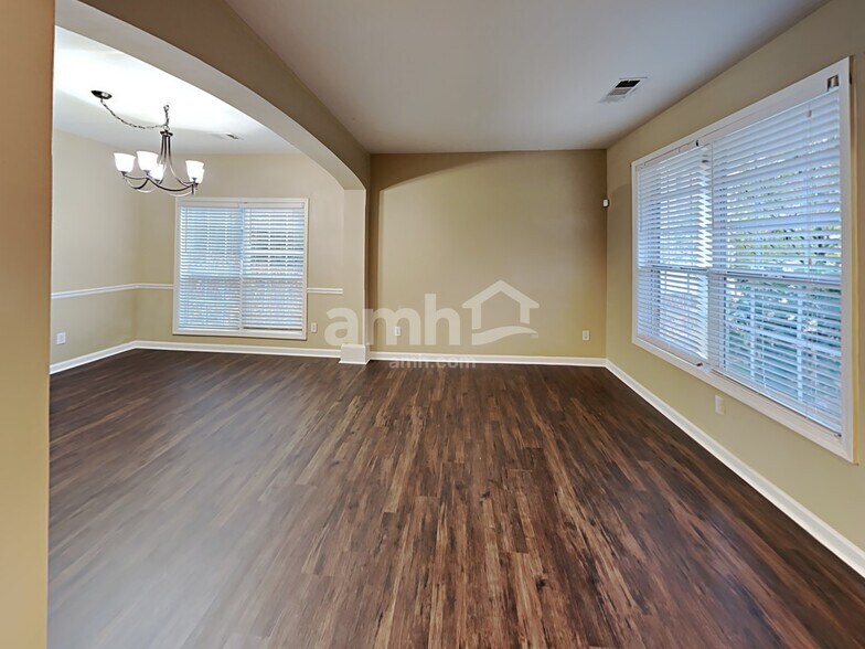 Building Photo - 1584 Silver Ridge Dr