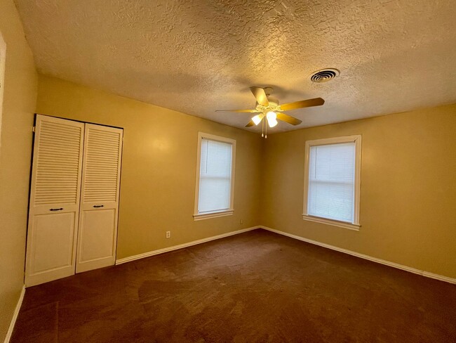 Building Photo - 5267 Sunset Ave