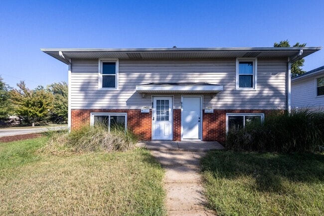Building Photo - Renovated 2 Bed / 1 Bath Duplex