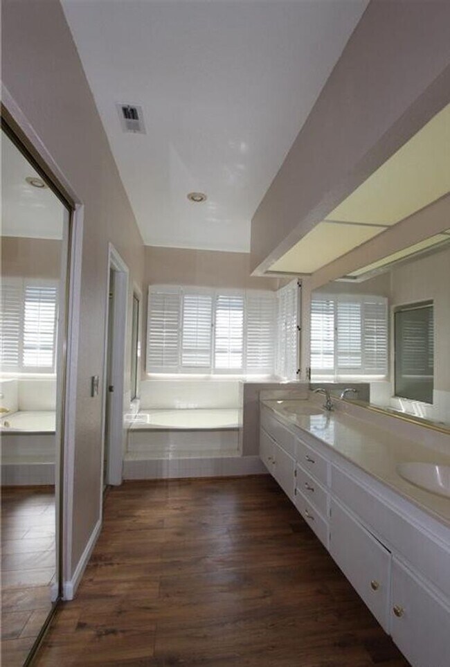 Building Photo - Gorgeous & Open Floor Plan House 4.Bed+3.Bath with Solar System AVAILABLE