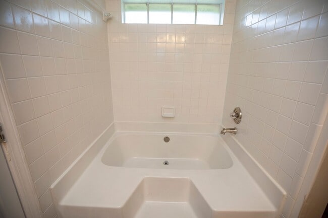 Building Photo - ** 3 bed 2 bath located off Wares Ferry Rd ** call (334) 366-9198 for a showing self tour