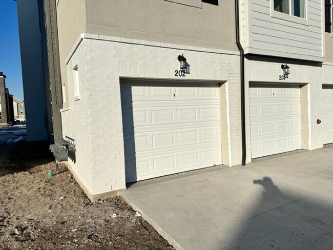 Building Photo - Gorgeous Condo!