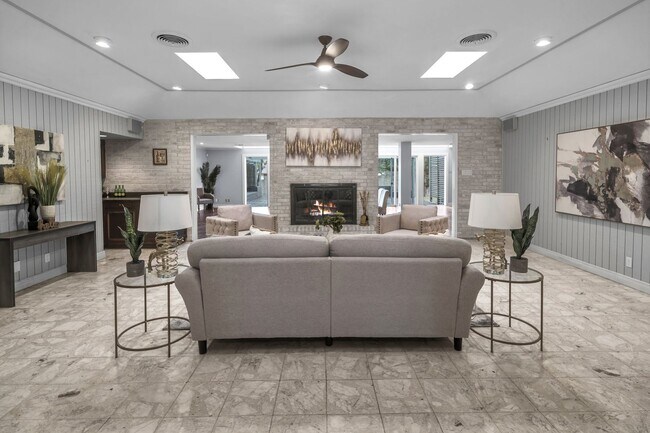 Building Photo - CHARMING 5 BDRM HOME IN CASTLE HILLS!!