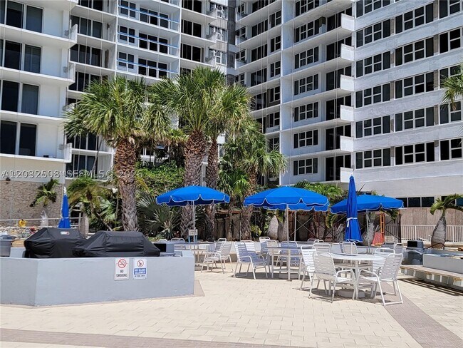 Building Photo - 2030 S Ocean Dr