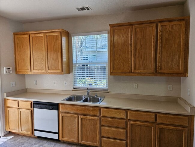 Building Photo - 3 bedroom single story in Manteca!