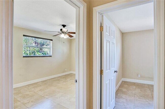 Building Photo - 5550 SW 130th Ave