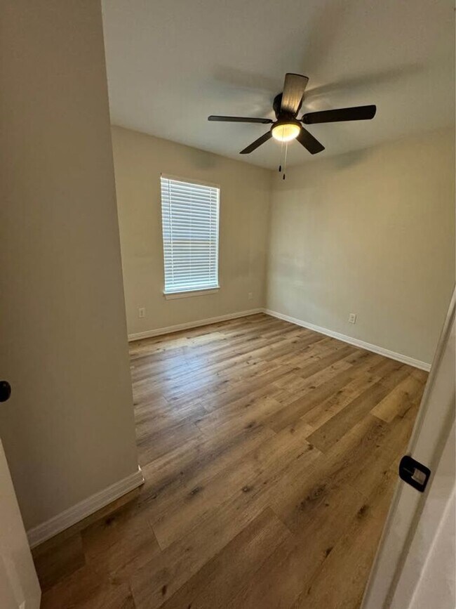 Building Photo - 926 Poplar St
