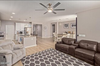Building Photo - 547 W Panola Dr