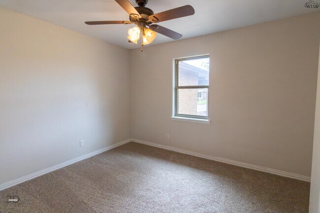 Building Photo - 1302 Mockingbird Dr