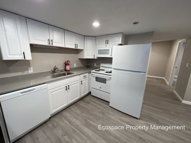 Building Photo - 3 Bed 1 Bath in Denver's Elyria Swansea Ne...