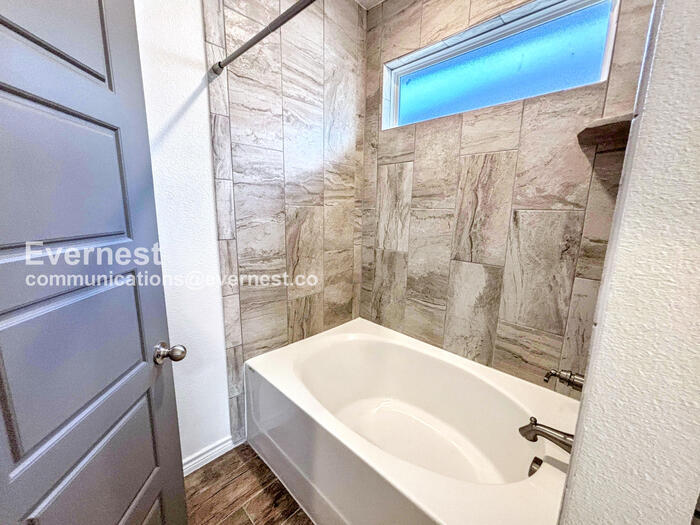 Building Photo - 2203 Hornbeam St