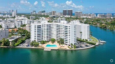 Building Photo - 9102 W Bay Harbor Dr