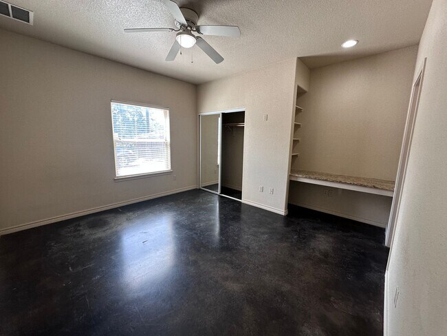 Building Photo - Spacious 4/4 House Near Baylor Campus with...