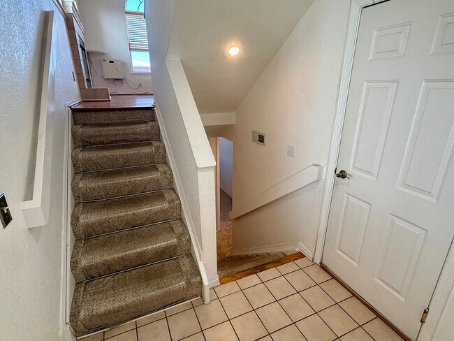 Building Photo - 537 Canyon View Dr