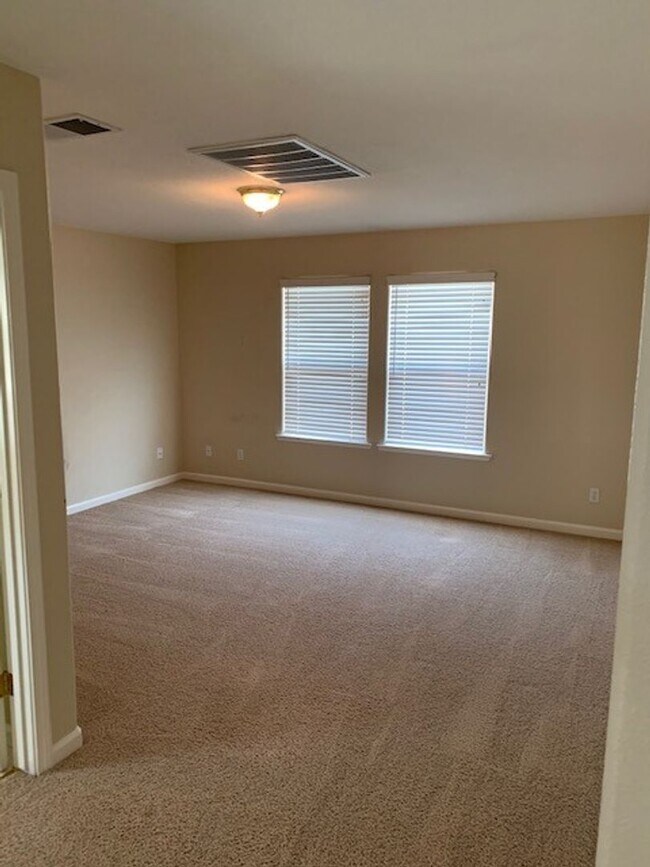 Building Photo - 5 Bedroom 3 Bath Home Available NOW!