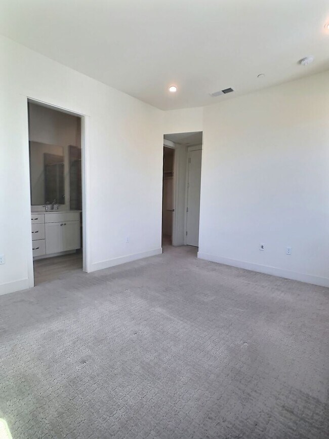 Building Photo - Bright 2 Bedroom Townhome in Downtown San Jose