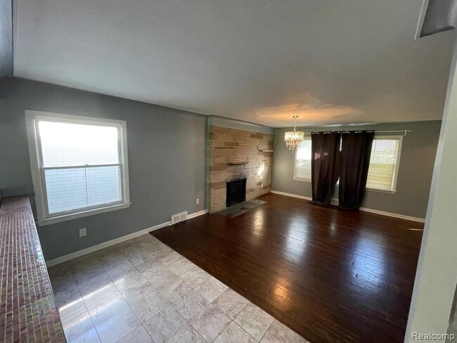 Building Photo - 1749 E Maple Rd