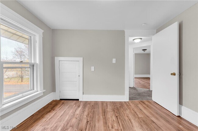 Building Photo - 1296 W Wilbeth Rd