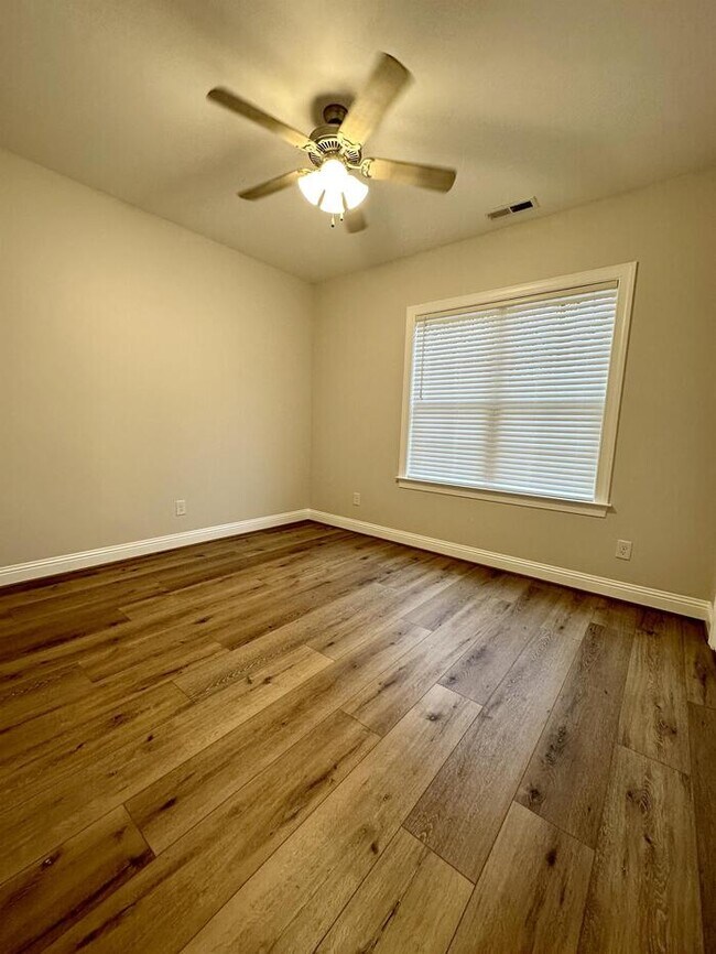 Building Photo - 708 W Parrish Dr