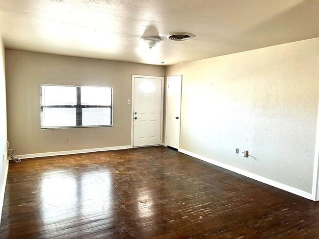 Building Photo - Close to everything