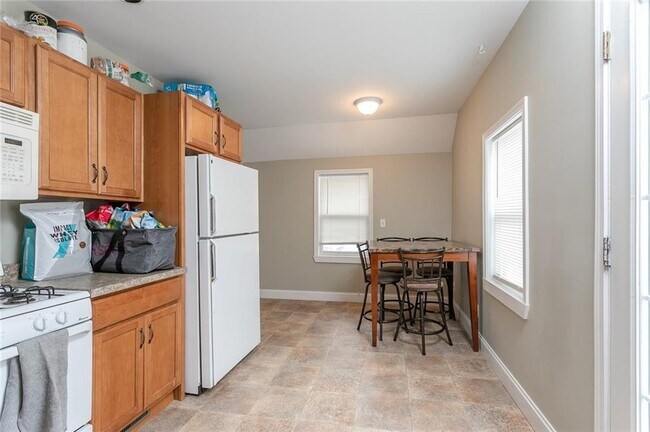 Building Photo - 46 Hartsen St