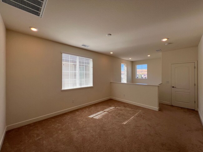 Building Photo - **MOVE-IN SPECIAL $500 OFF 1st Month** Lar...