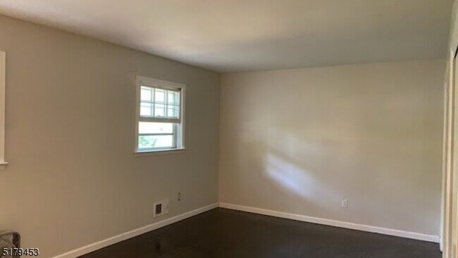 Building Photo - 4 Fern Ct