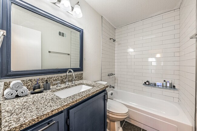 Building Photo - 3806 Southridge Dr