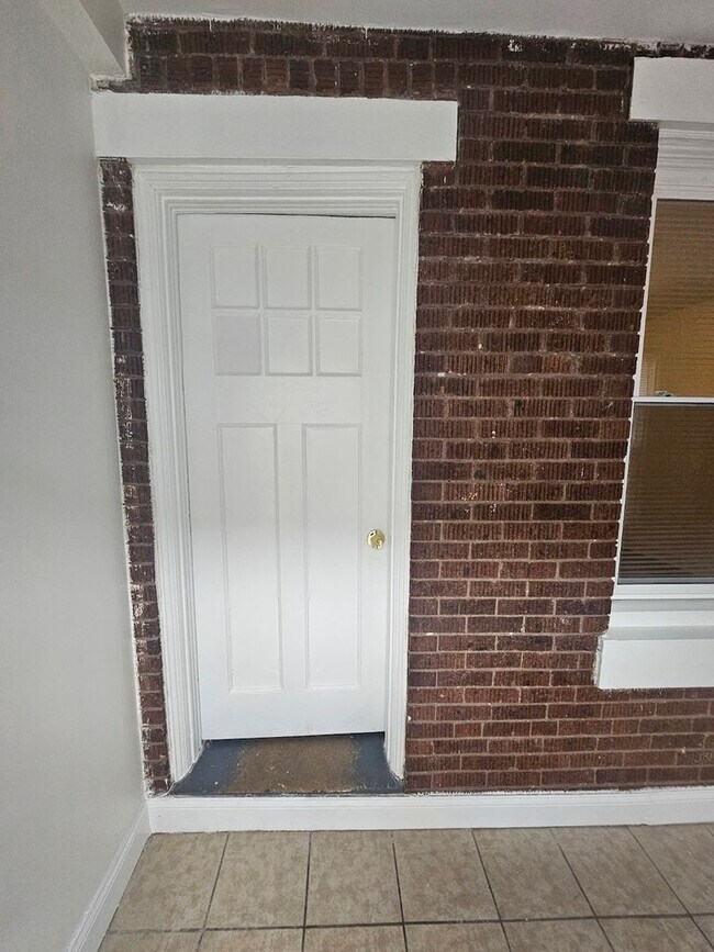 Building Photo - Well Priced Home - Elmwood Park