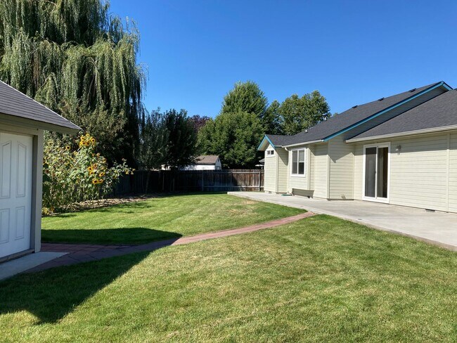 Building Photo - 928 N Middlemist Pl - Awesome Backyard, Go...