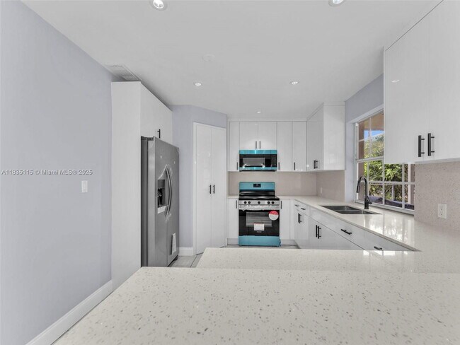 Building Photo - 6525 SW 18th St