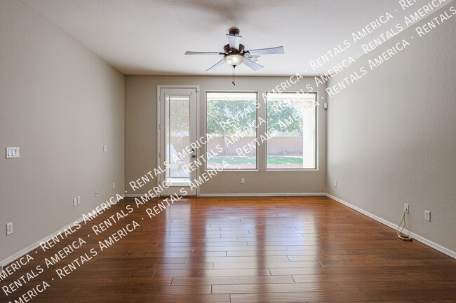 Building Photo - *$500 off the 1st full month's rent with a...