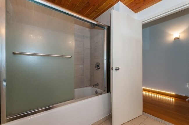 Building Photo - 290 Pleasant St