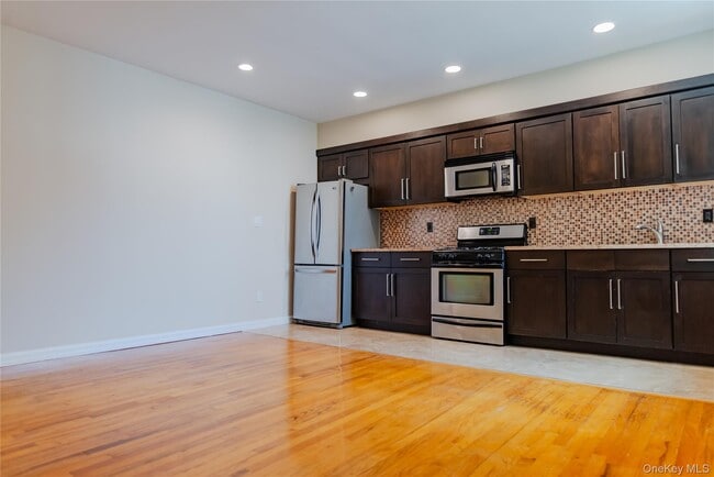 Building Photo - 25 W Broadway