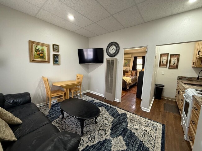 Building Photo - Furnished Short Term or Extended Stay Corporate Vacation Apartment