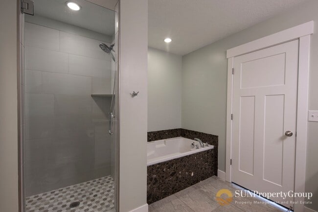 Building Photo - Stunning Townhome In Desirable Riverton Area