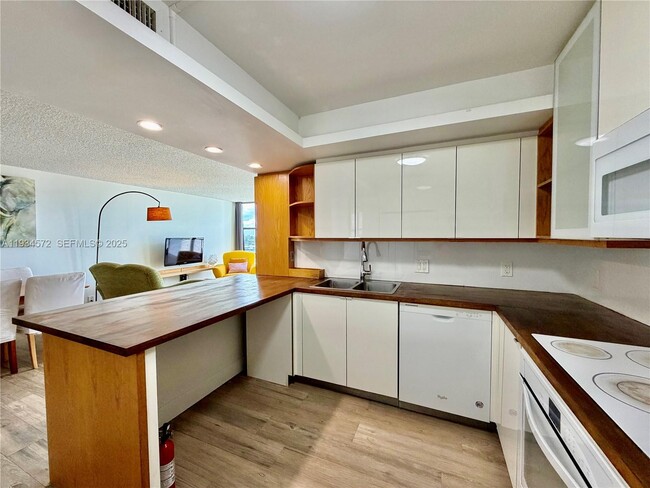 Building Photo - 1000 Parkview Dr