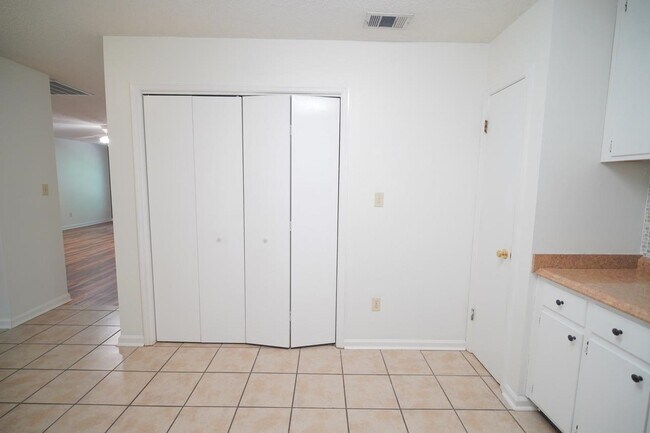 Building Photo - 828 Ashlyn Forest Dr