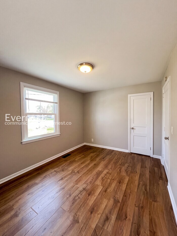 Building Photo - 3233 Southlake Dr