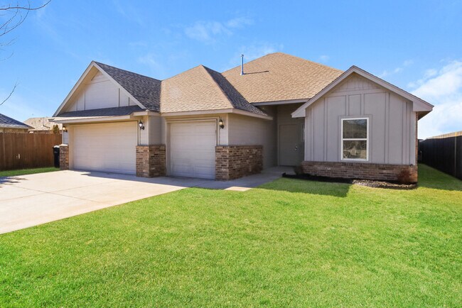 Building Photo - Beautiful 4 bed 2 bath 3 car garage home!!
