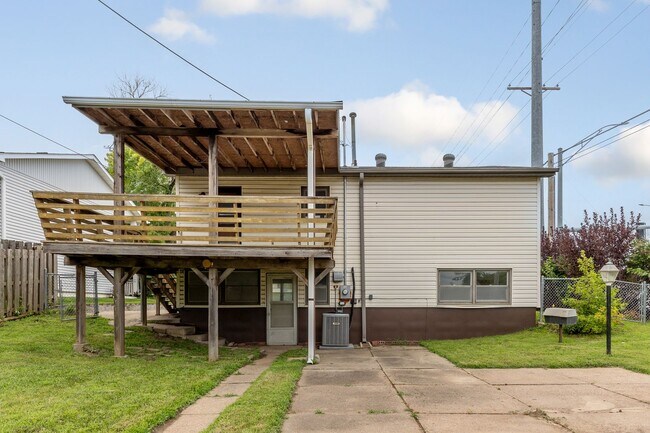 Building Photo - Split-Entry Home in La Vista! This 3-bedro...