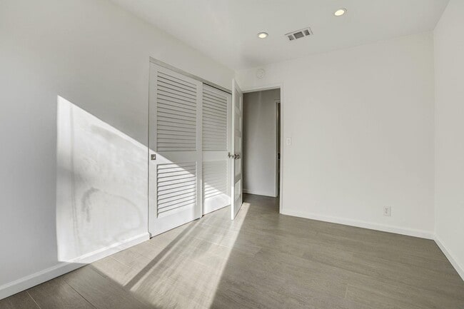 Building Photo - 312 N Alamo Dr